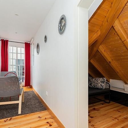 Attic Apartment With Balcony In Bairro Alto Lisbona Esterno foto