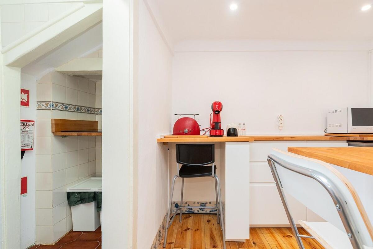 Attic Apartment With Balcony In Bairro Alto Lisbona Esterno foto