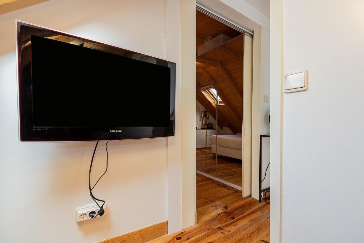 Attic Apartment With Balcony In Bairro Alto Lisbona Esterno foto