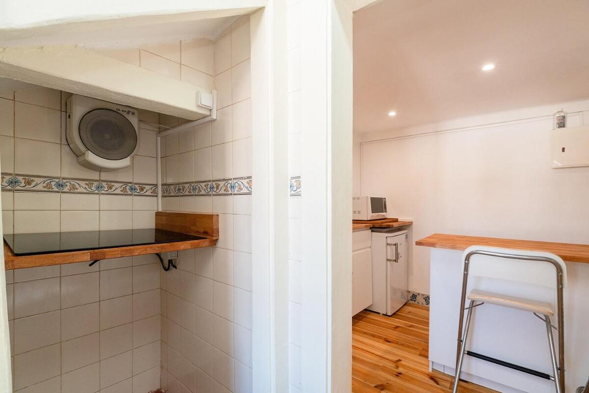 Attic Apartment With Balcony In Bairro Alto Lisbona Esterno foto