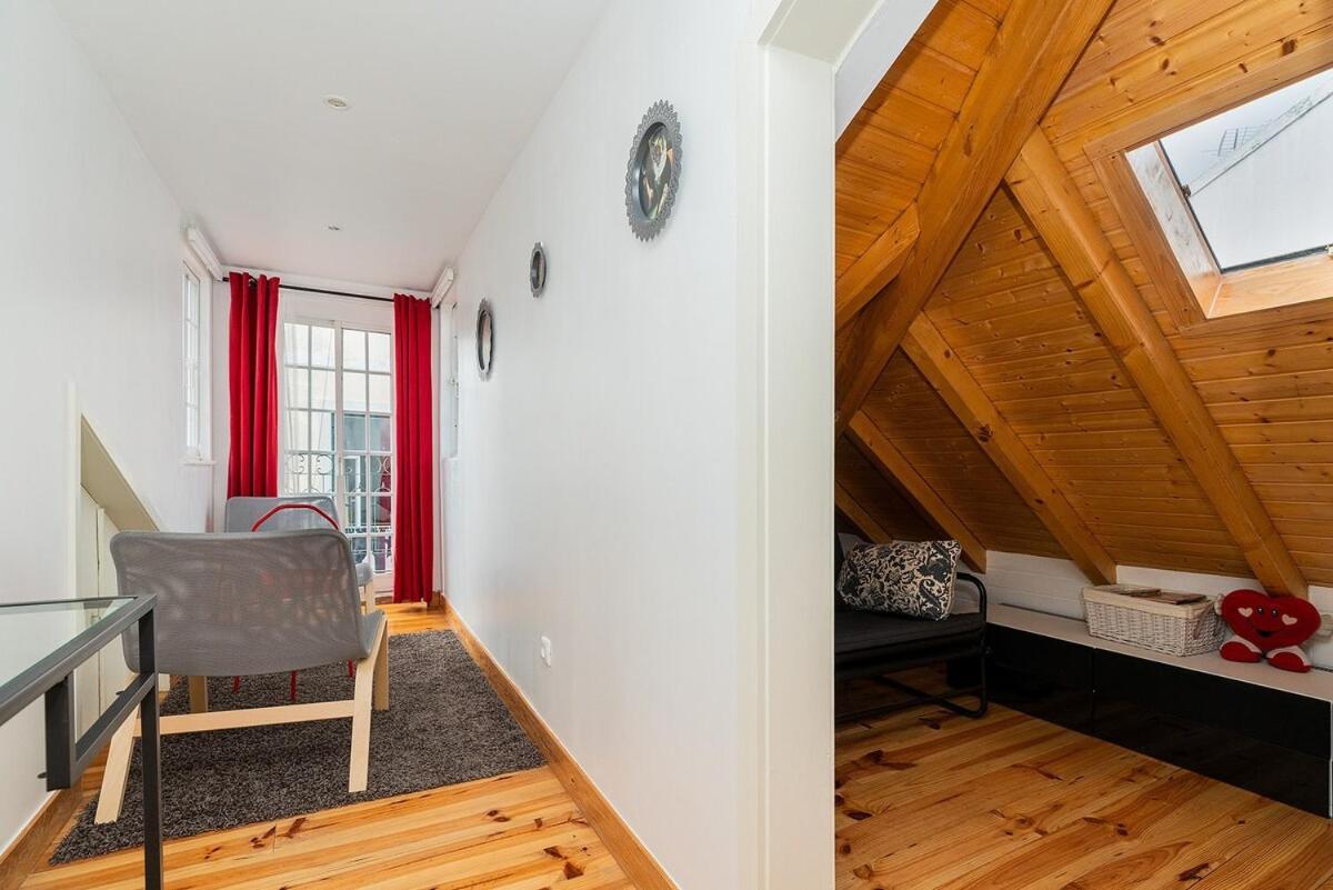 Attic Apartment With Balcony In Bairro Alto Lisbona Esterno foto
