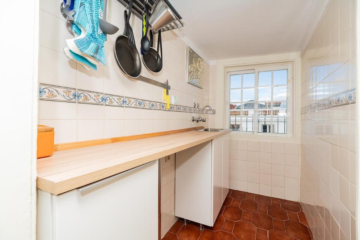 Attic Apartment With Balcony In Bairro Alto Lisbona Esterno foto