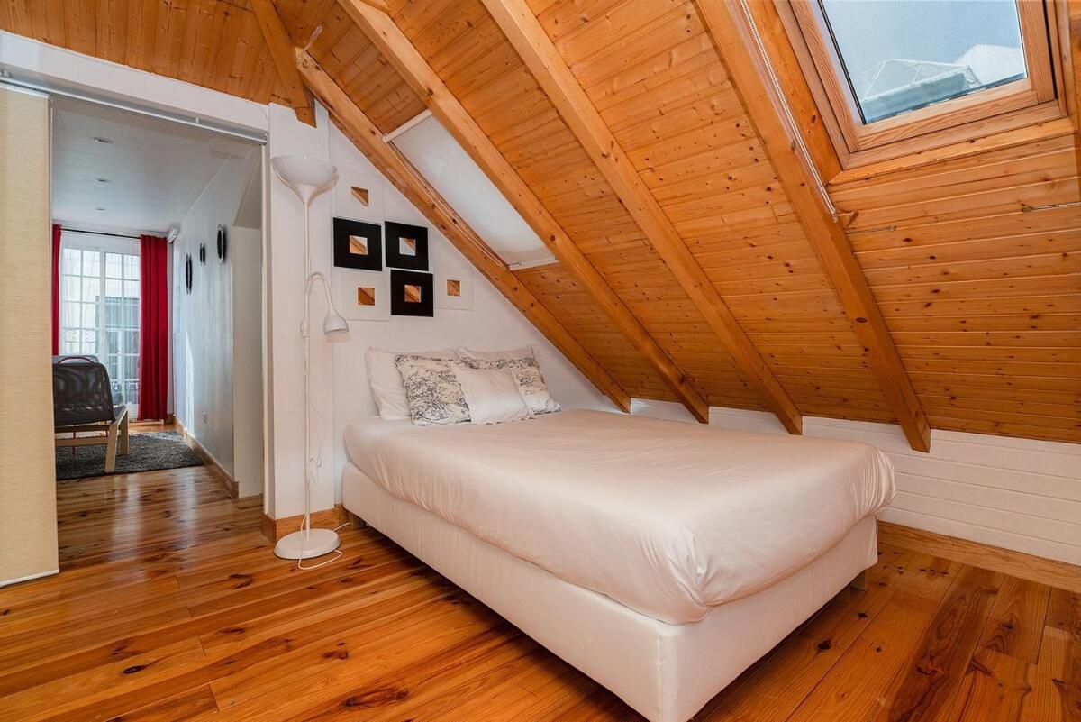 Attic Apartment With Balcony In Bairro Alto Lisbona Esterno foto