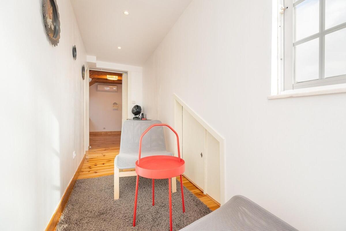 Attic Apartment With Balcony In Bairro Alto Lisbona Esterno foto