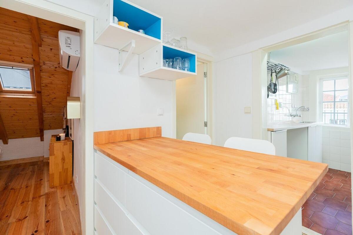 Attic Apartment With Balcony In Bairro Alto Lisbona Esterno foto