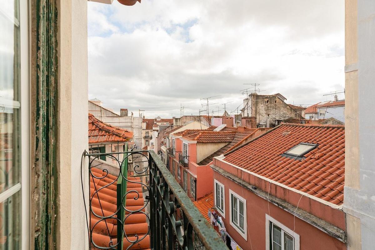 Attic Apartment With Balcony In Bairro Alto Lisbona Esterno foto