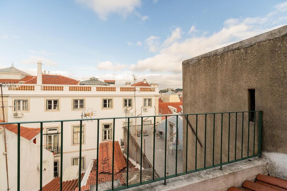 Attic Apartment With Balcony In Bairro Alto Lisbona Esterno foto